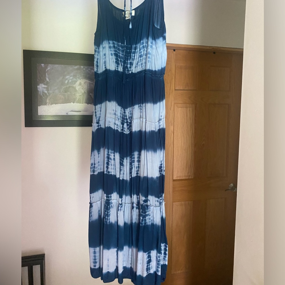 - Beautiful blue flowy tie dye dress Lg
